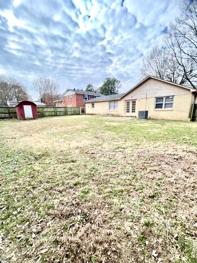 Building Photo - 904 Freeman! Move in ready!