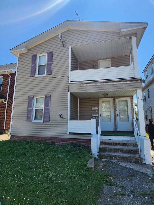 Building Photo - 974 Royal Rd