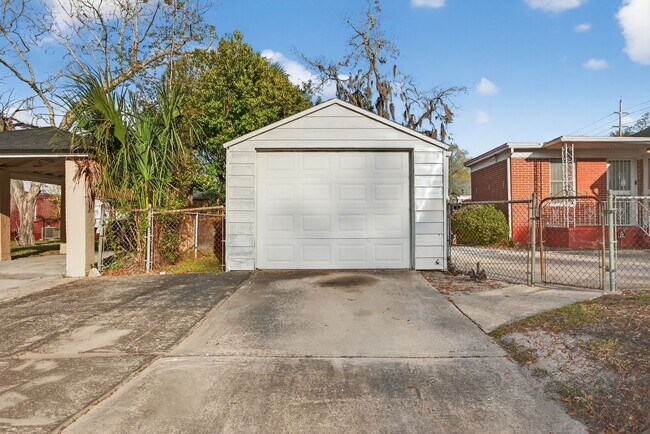 Building Photo - Spacious 3-Bedroom Corner Home with Garage & Private Courtyard
