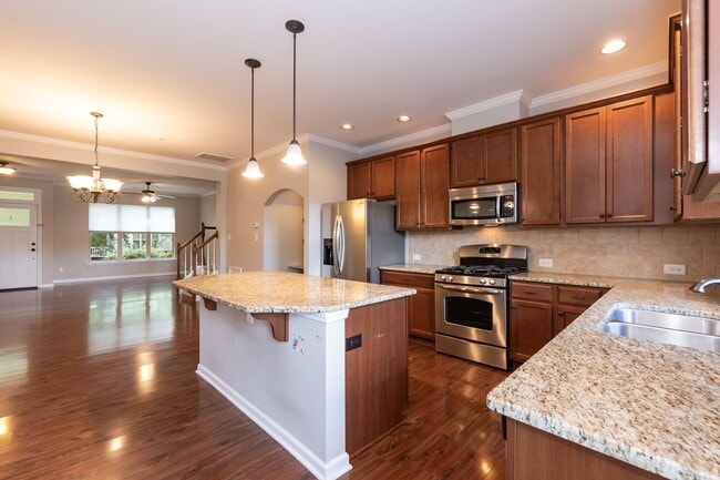 Building Photo - GORGEOUS Well maintained Two Bedroom Townhome!