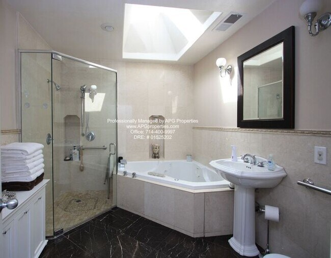 Building Photo - Attractive 4 bedroom / 2 bathroom home wit...
