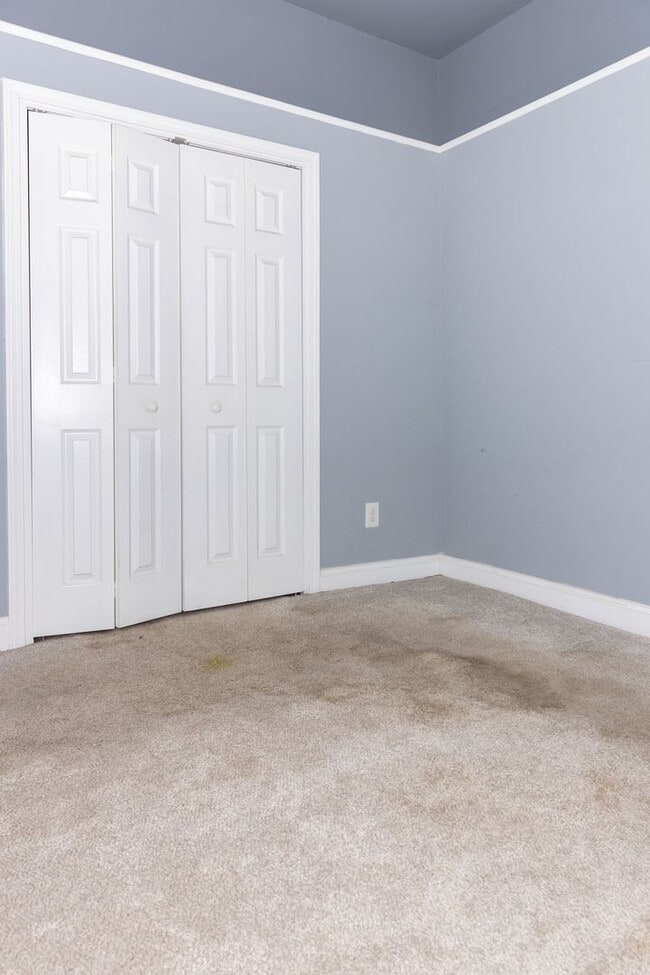 Building Photo - Spacious 4/3.5 w/ Master on Main and Fully...