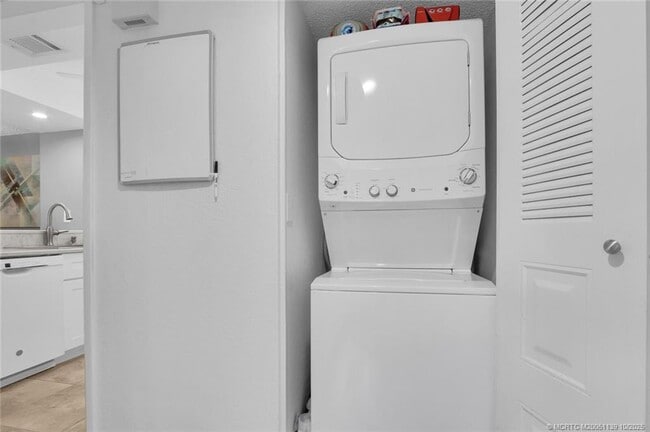 Building Photo - 1504 SE Royal Green Cir