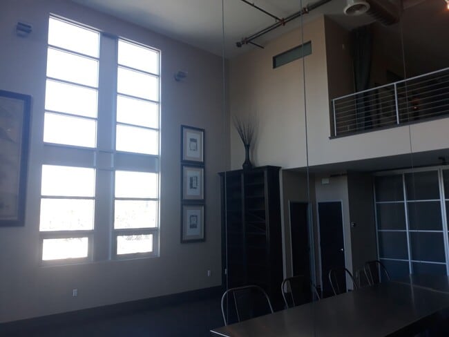 Building Photo - MOVE IN READY  Fully Furnished **Gorgeous ...