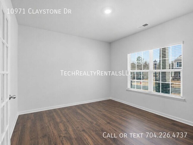 Building Photo - 10971 Claystone Dr
