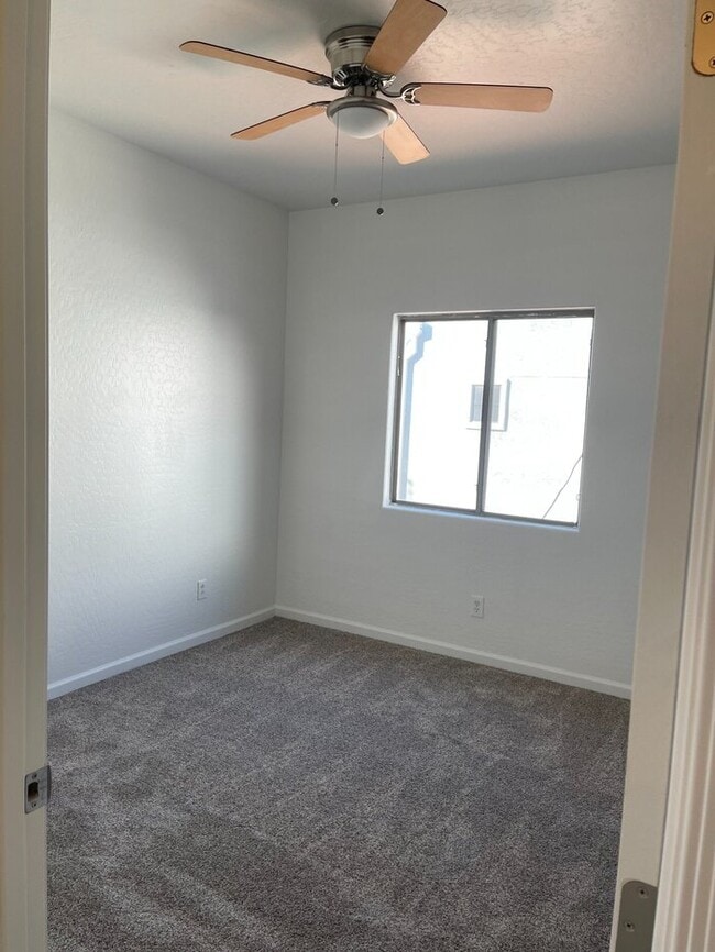 Building Photo - Clean Townhome in Great Location