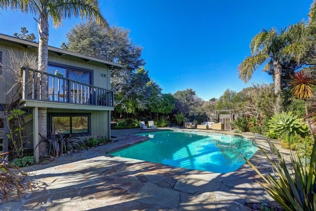 Building Photo - FIVE BEDROOM THREE-AND-A-HALF BATH HOME WI...