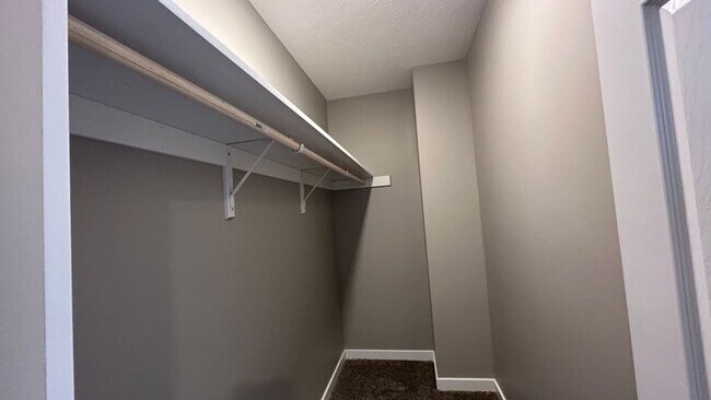 Building Photo - 4 Bedroom Townhome