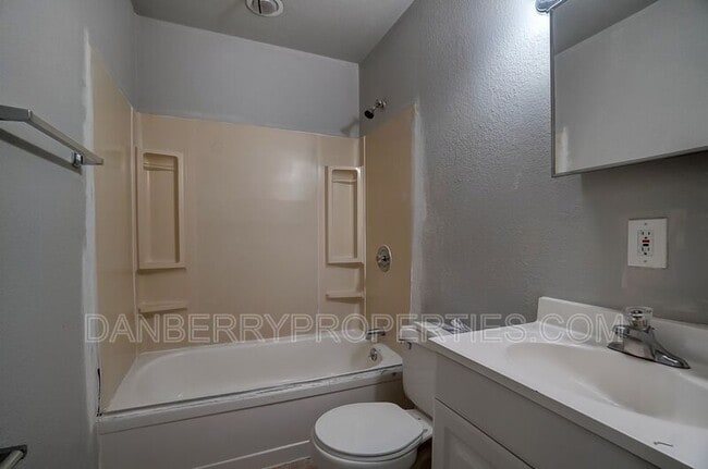 Building Photo - 1017 Searles Rd