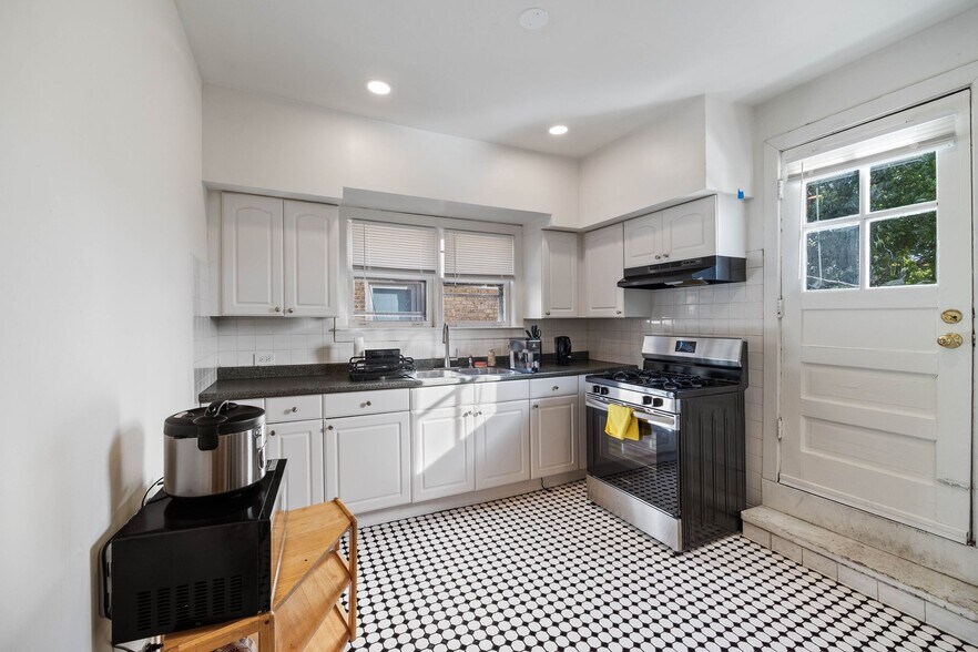 Building Photo - 1118 Garnett Pl