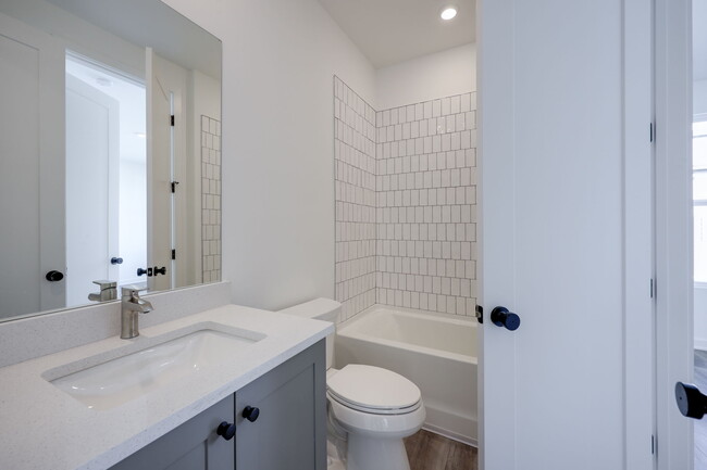 Main Floor Bathroom - 2026 Edison Park Ln