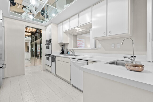 Building Photo - 900 Island Dr