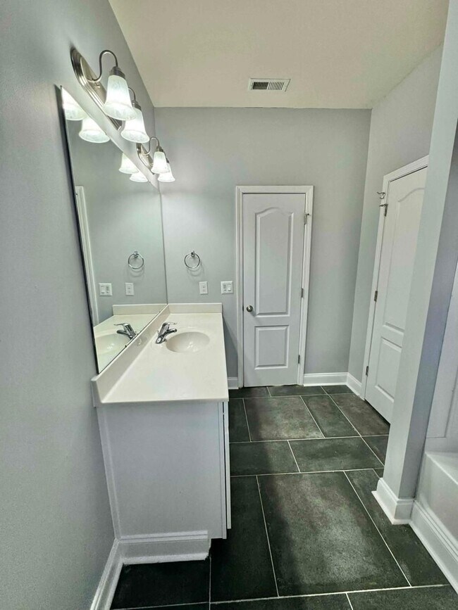 Building Photo - 1136 Doby Springs Dr