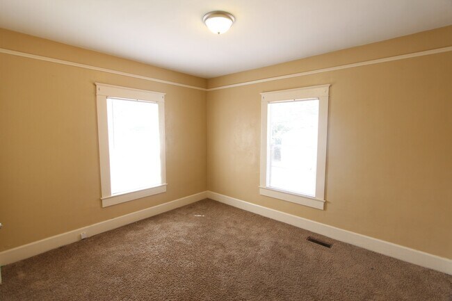 Building Photo - Cute! Cute! Cute! That's the best way to describe this 3 Bedroom 1 Bath charmer.