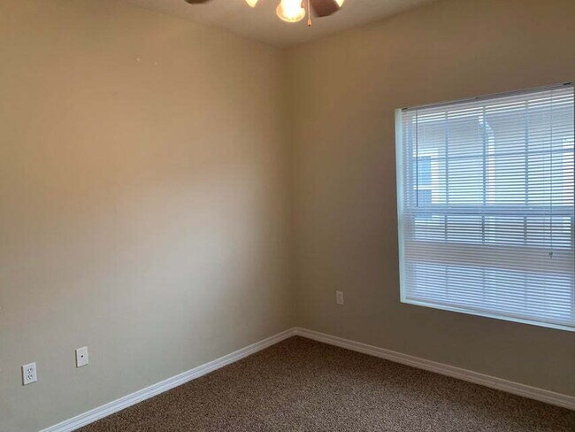 Building Photo - "Spacious 4-Bed Townhouse in Fort Walton B...