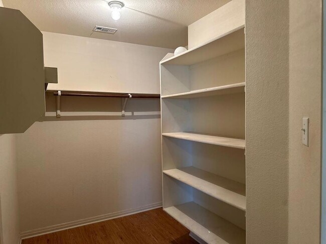 Building Photo - 218 Wildcat Dr