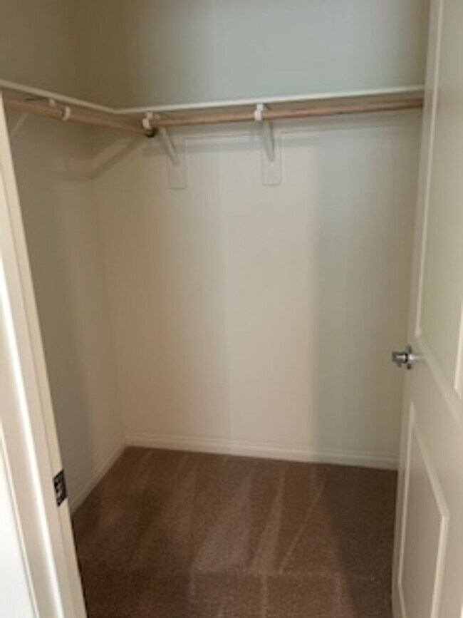 Building Photo - Spacious New Home with 5 Bedrooms in Hende...