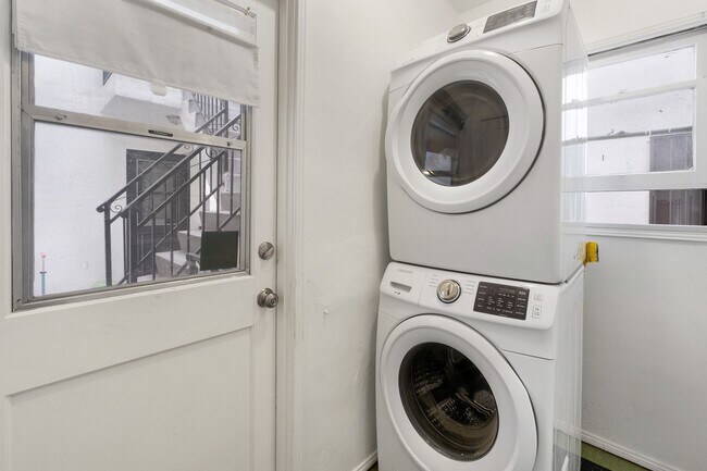 Building Photo - Spacious 1-Bedroom 1-Bath apartment in Los Feliz