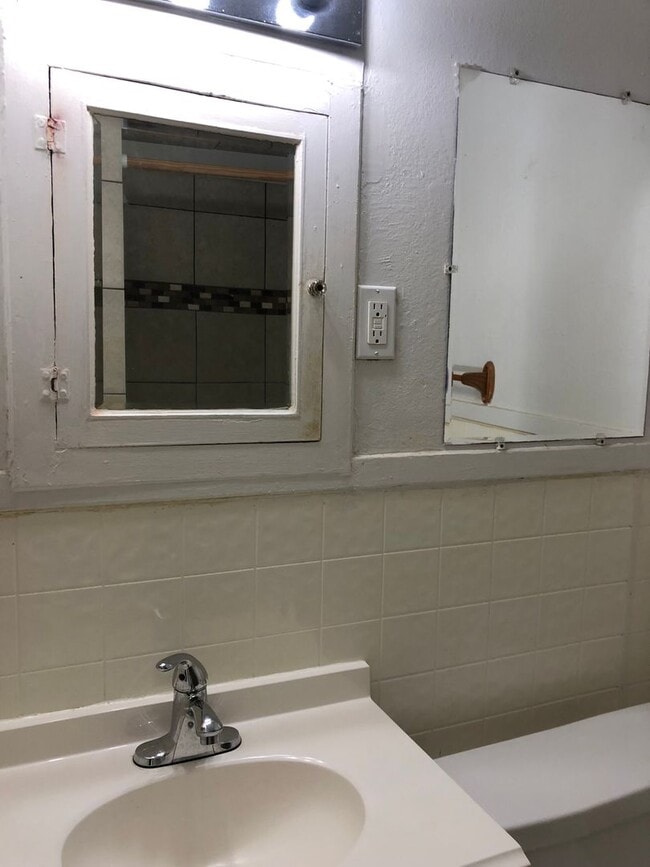 Building Photo - 1 Bedroom Apartment Close to SHSU