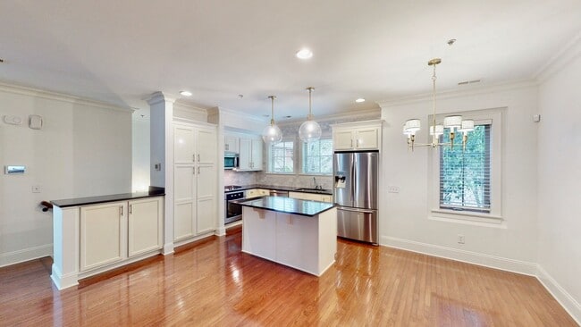 Building Photo - 1328 Ordermore Ave