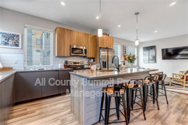 Building Photo - 1571 King St