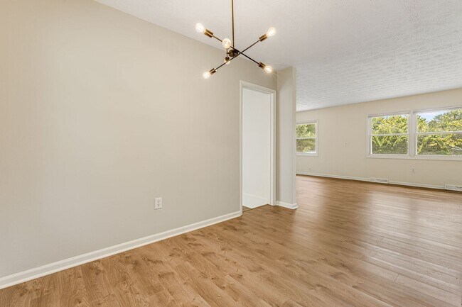 Building Photo - Lovely, Remodeled 3-Bedroom Home in West Asheville with Fenced-In Yard (6 or 12 Month Lease Options)