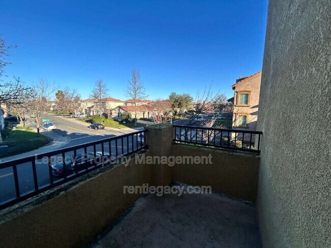 Building Photo - 5350 Dunlay Dr