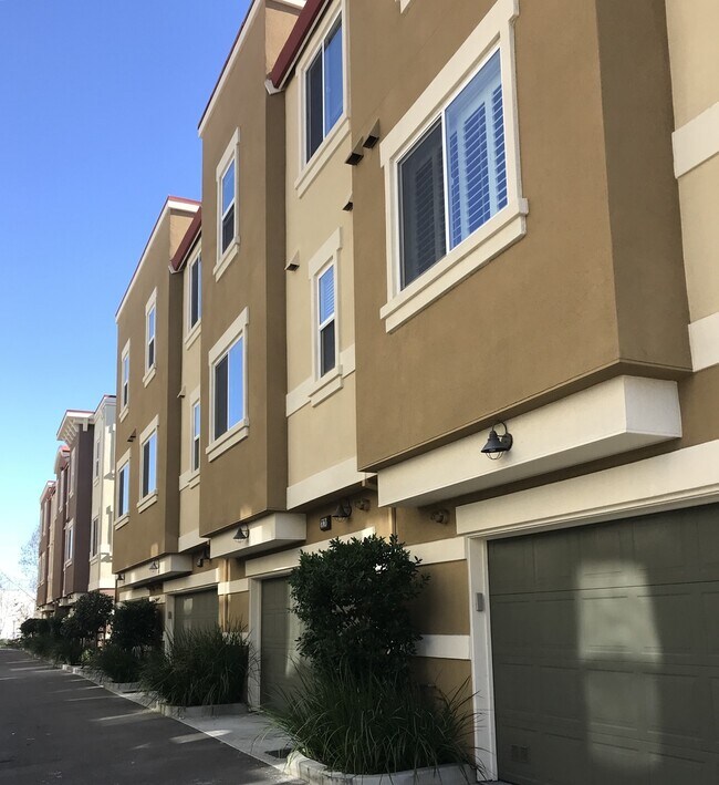 Building Photo - Luxury Town Home Available