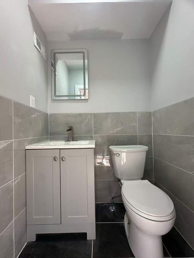 Building Photo - 3 bedroom 1 bath house available in South Philly