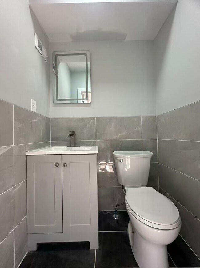 Building Photo - 3B1.5B House Available in South Philly