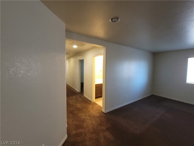 Building Photo - 2409 W Gilmore Ave