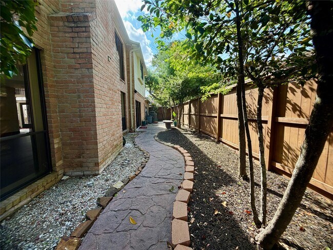 Building Photo - 8006 Oakwood Bend Dr