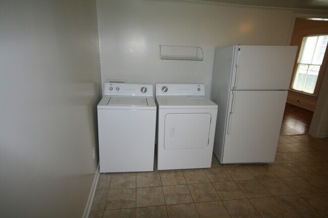 Building Photo - Spacious 3 Bed / 2 Bath Trinity Park Home - All Appliances and Large Fenced Yd