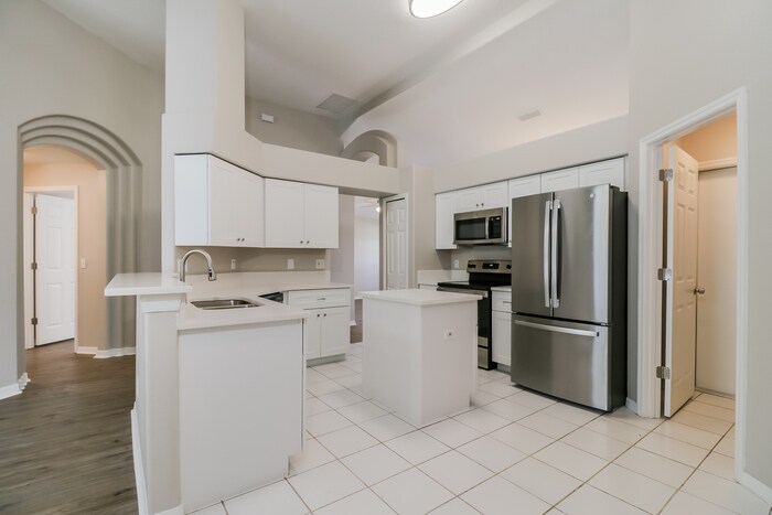 Building Photo - 29114 Crossland Dr