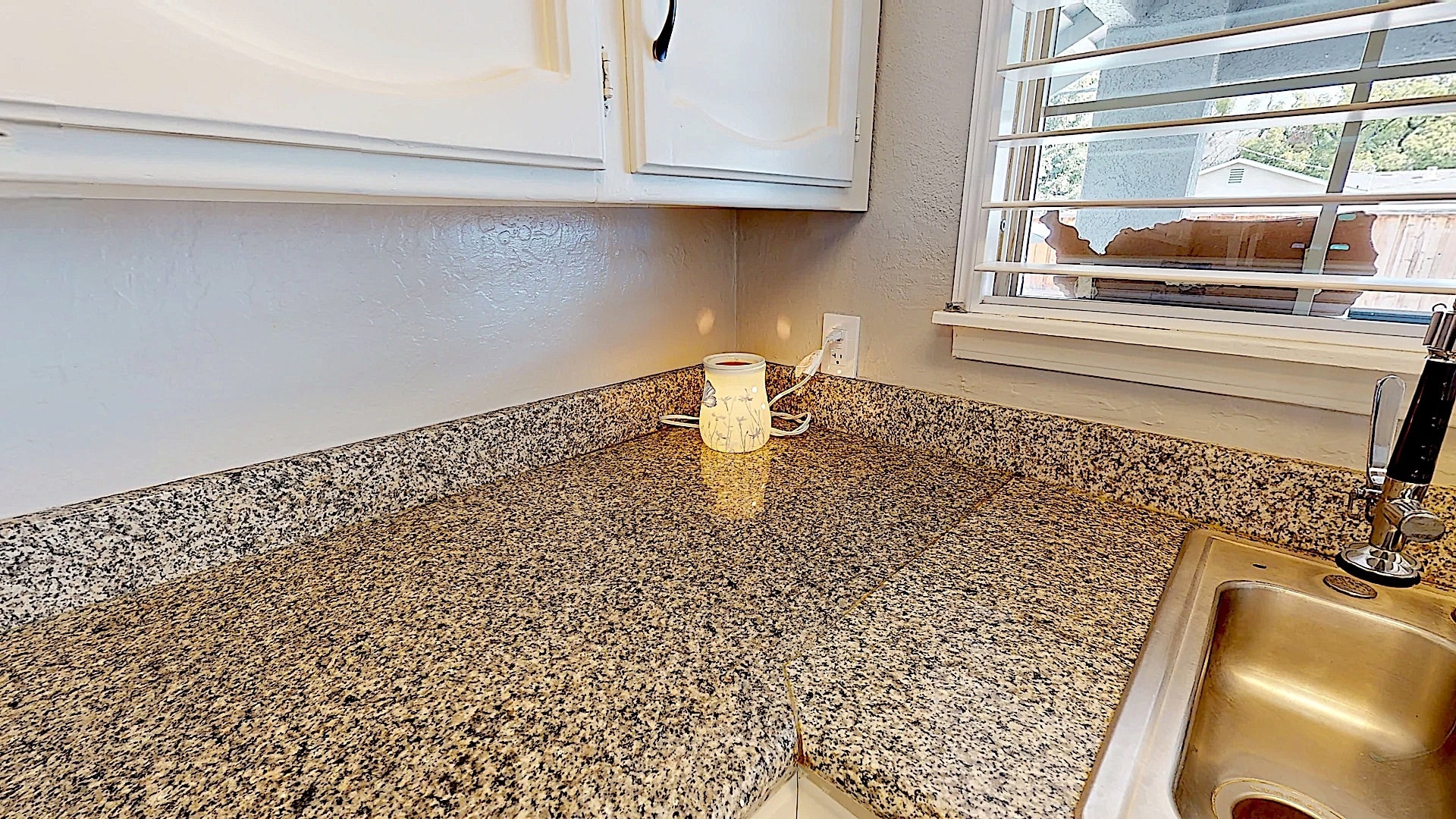 Building Photo - 204 N Santa Ana Ave