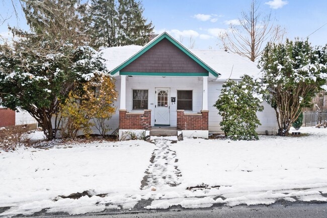 Building Photo - Stunning 3 bedroom home in East Pittsburgh available now!