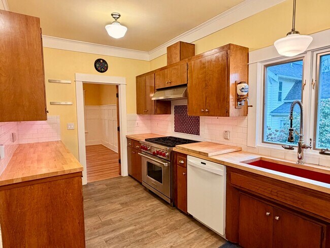 Building Photo - ROJAS