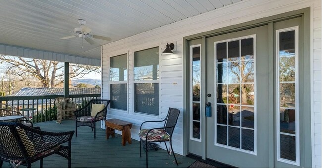 Building Photo - 477 Probart St