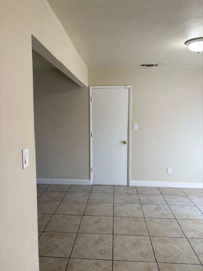 Building Photo - Single story, 3 bed 1.5 bath home.