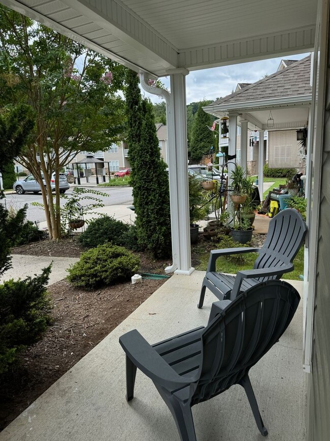 Building Photo - West AVL - Modern, 2-Bedroom Townhome