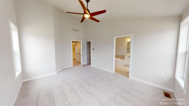 Building Photo - 2877 Rayfield Ave