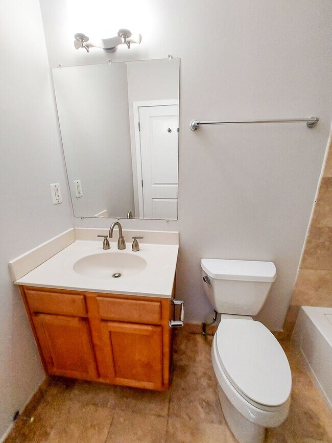 Building Photo - Spacious and Sunlit 1 BR 1 BA in 16th St H...
