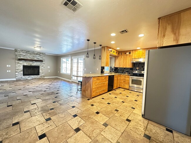 Building Photo - Beautiful 4 Bed 2 Bath FOR RENT!