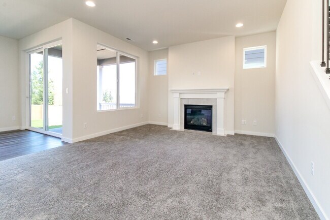 Building Photo - Scenic Auburn Living with Modern Comfort & Easy Seattle/Tacoma Access