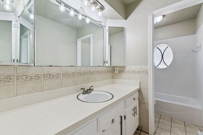 Building Photo - newly renovated 3 bed house in NW OKC