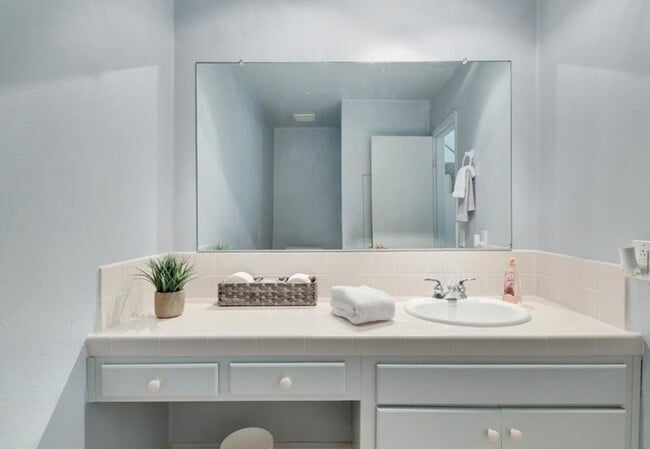 Building Photo - Beautiful 3 bed / 2.5 bath Townhome with Patio and 2 car garage in Huntington Beach