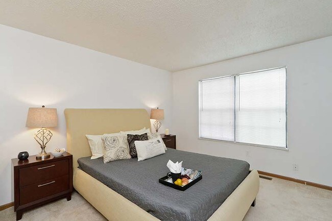 Building Photo - 2039 Essex Dr