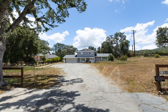 Building Photo - Beautiful 3B/3B Westside Atascadero
