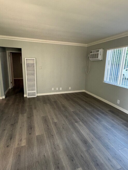 Building Photo - 6932 Woodley Ave