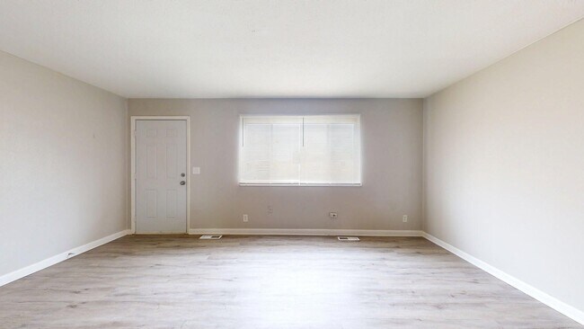 Building Photo - Elyria - updated 2 bedroom/1 bath townhouse.